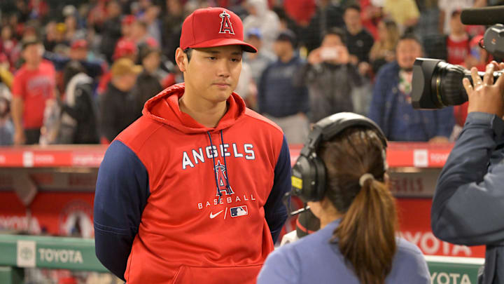 Shohei Ohtani se maneja con un traductor cada vez que debe dar una entrevista