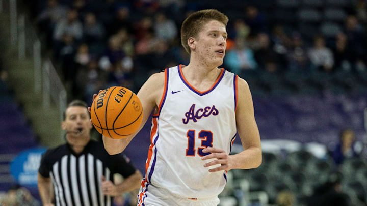 Evansville   s Ben Humrichous (13) dribbles up court as the University of Evansville Purple Aces