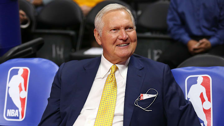 Jerry West con el logo de la NBA detrás, que fue inspirado en él