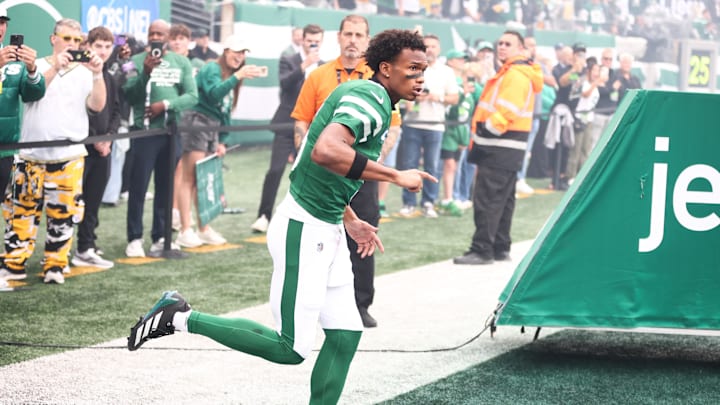 Sep 7, 2025; East Rutherford, New Jersey, USA; New York Jets wide receiver Garrett Wilson (5) enters the field before the game against the Pittsburgh Steelers at MetLife Stadium. Mandatory Credit: Wendell Cruz-Imagn Images Sep 7, 2025; East Rutherford, New Jersey, USA; New York Jets wide receiver Garrett Wilson (5) enters the field before the game against the Pittsburgh Steelers at MetLife Stadium. Mandatory Credit: Wendell Cruz-Imagn Images