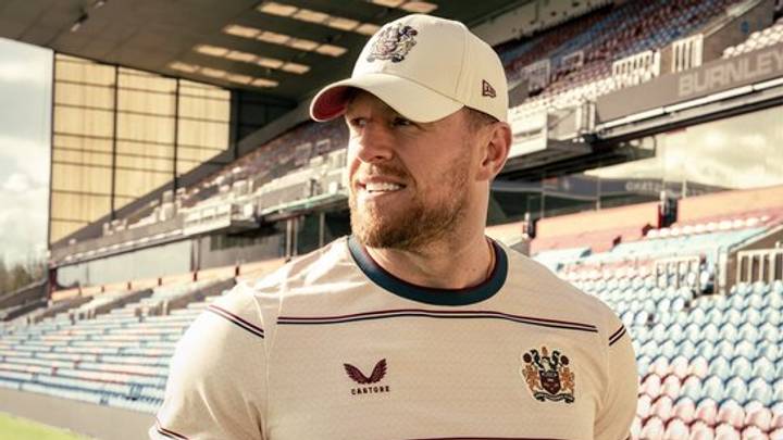 JJ Watt presenta el nuevo uniforme del Burnley FC. JJ Watt presenta el nuevo uniforme del Burnley FC.