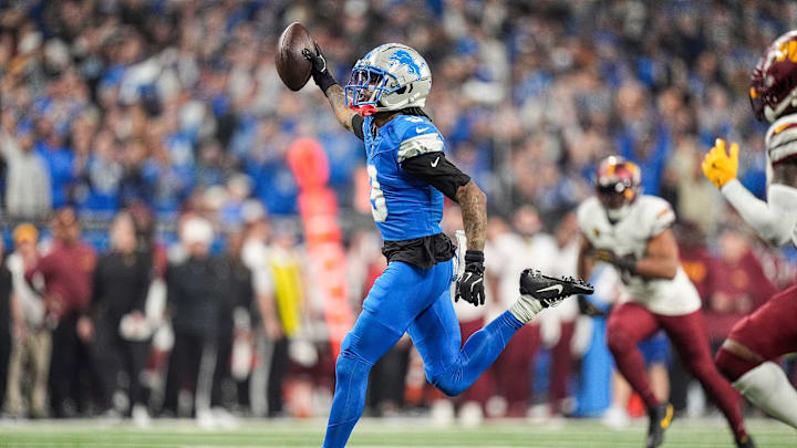 Williams runs for the end zone against the Commanders.