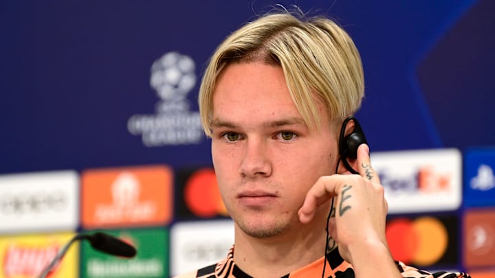 Mudryk is on his way to England Mudryk is on his way to England