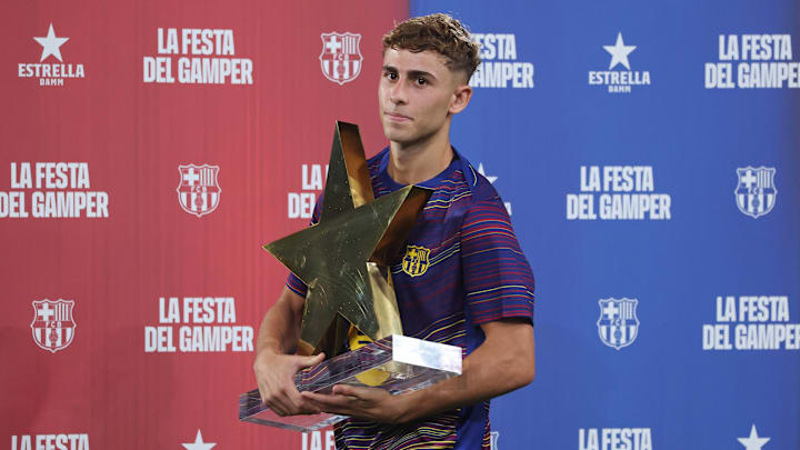 Fermin Lopez, con su premio tras el Gamper Fermin Lopez, con su premio tras el Gamper