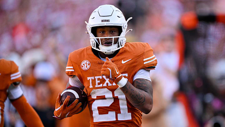 Texas Longhorns wide receiver Ryan Niblett (21) returns a punt for touchdown against the Oklahoma Sooners during the second half at the Cotton Bowl. 