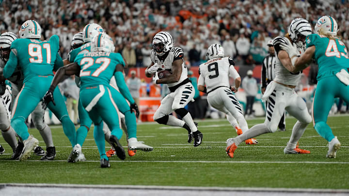 Cincinnati Bengals running back Joe Mixon (28) runs up the middle in the fourth quarter of the NFL Week 4 game between the Cincinnati Bengals and the Miami Dolphins at PayCor Stadium in downtown on Thursday, Sept. 29, 2022.