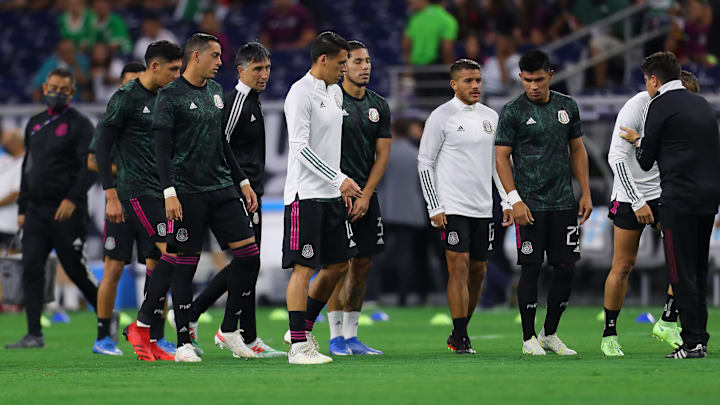 Jugadores de México previo a un partido ante Canadá.