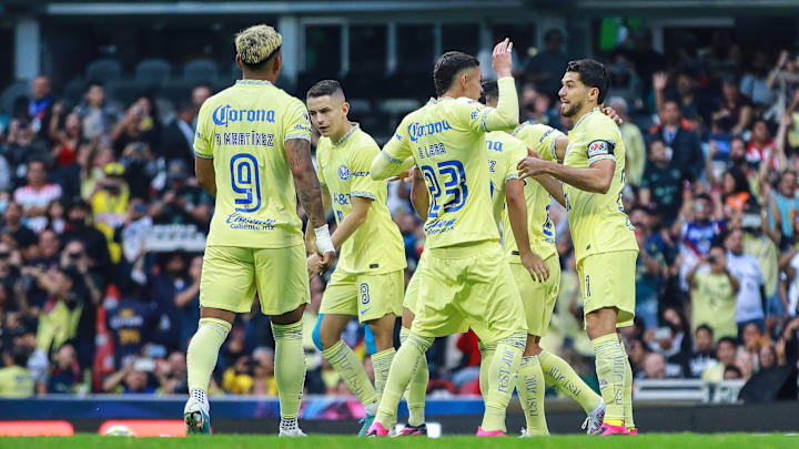 Jugadores del América celebran un gol.
