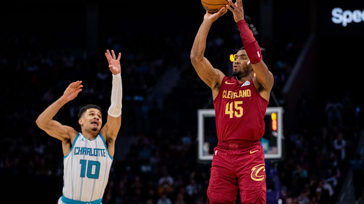 Mar 7, 2025; Charlotte, North Carolina, USA; Cleveland Cavaliers guard Donovan Mitchell (45) shoots on Charlotte Hornets guard Josh Green (10) during the fourth quarter at Spectrum Center. Mandatory Credit: Scott Kinser-Imagn Images Mar 7, 2025; Charlotte, North Carolina, USA; Cleveland Cavaliers guard Donovan Mitchell (45) shoots on Charlotte Hornets guard Josh Green (10) during the fourth quarter at Spectrum Center. Mandatory Credit: Scott Kinser-Imagn Images