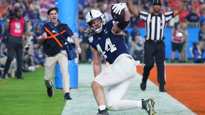 Dec 31, 2024; Glendale, AZ, USA; Penn State Nittany Lions tight end Tyler Warren (44) makes a touchdown catch against the Boise State Broncos during the second half in the Fiesta Bowl at State Farm Stadium. Dec 31, 2024; Glendale, AZ, USA; Penn State Nittany Lions tight end Tyler Warren (44) makes a touchdown catch against the Boise State Broncos during the second half in the Fiesta Bowl at State Farm Stadium.
