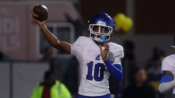 A top 2027 QB prospect is setting visits to a pair of SEC schools.