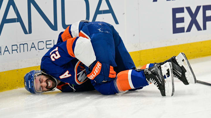 Nov 28, 2025; Elmont, New York, USA; New York Islanders center Kyle Palmieri (21) falls to the ice after an injury against the Philadelphia Flyers during the second period at UBS Arena. Mandatory Credit: Dennis Schneidler-Imagn Images Nov 28, 2025; Elmont, New York, USA; New York Islanders center Kyle Palmieri (21) falls to the ice after an injury against the Philadelphia Flyers during the second period at UBS Arena. Mandatory Credit: Dennis Schneidler-Imagn Images