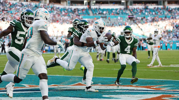 Miami Dolphins tight end Jonnu Smith (9) makes a catch for the game winning touchdown during overtime against the New York Jets at Hard Rock Stadium.
