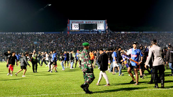 Bei einer Massenpanik in einem indonesischen Fußballstadion kamen mindestens 174 Menschen ums Leben