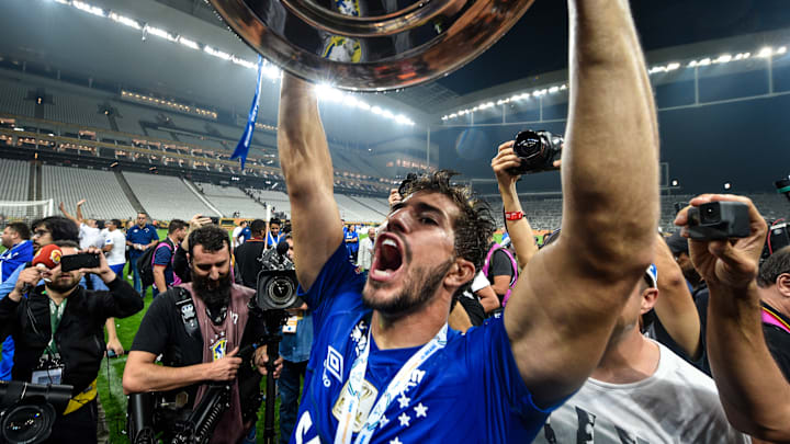 O volante foi campeão da Copa do Brasil em 2018 pelo Cruzeiro