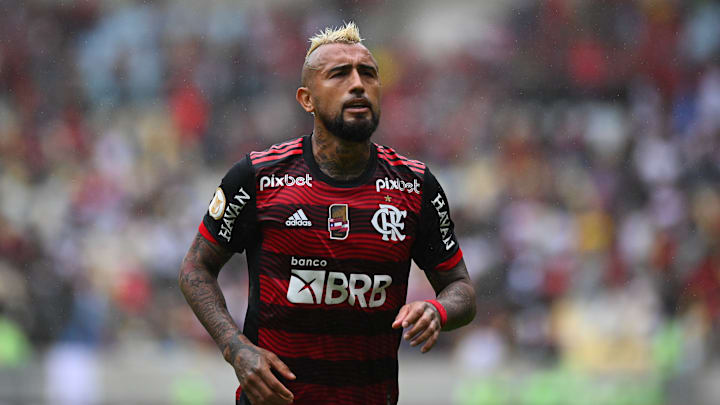 Flamengo lamente o falecimento de Erasmo Vidal, pai do meio-campista Arturo Vidal. Volante, a princípio, segue com o grupo.
