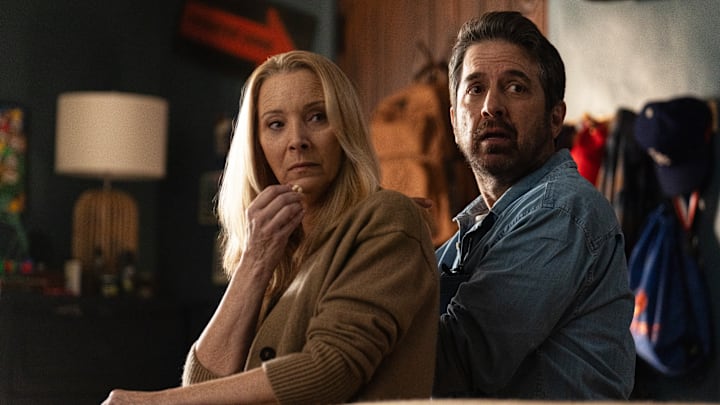 NO GOOD DEED. (L to R) Lisa Kudrow as Lydia and Ray Romano as Paul in Episode 101 of No Good Deed. Cr. SAEED ADYANI/Netflix © 2024