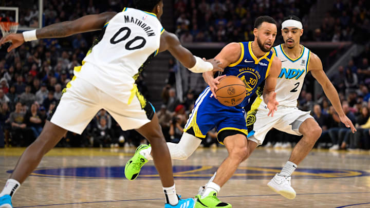 Dec 23, 2024; San Francisco, California, USA; Golden State Warriors guard Stephen Curry (30) drives to the basket against Indiana Pacers guard Bennedict Mathurin (00) and guard Andrew Nembhard (2) in the fourth quarter at Chase Center. Mandatory Credit: Eakin Howard-Imagn Images