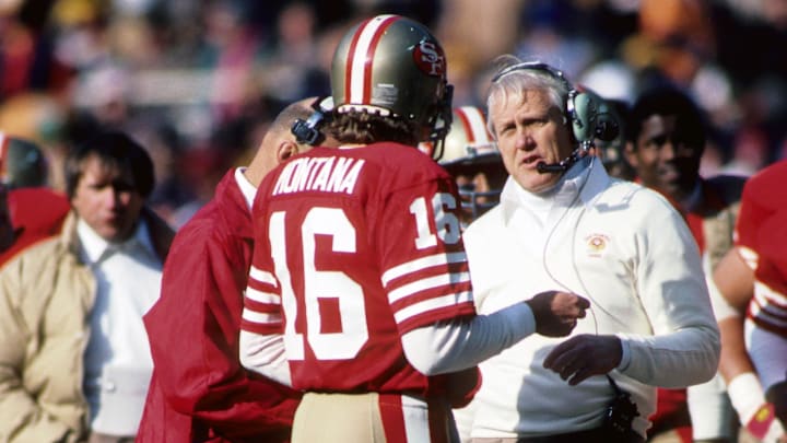 Bill Walsh creó con los 49ers en los 80's uno de los sistemas ofensivos más impactantes en la historia de la NFL