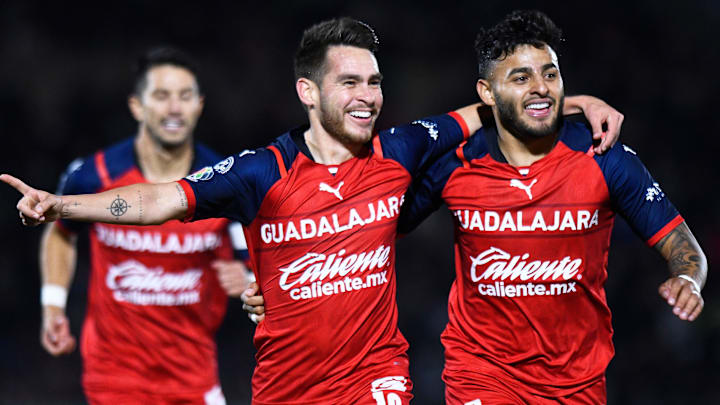 Ricardo Angulo y Alexis Vega apuntan para repetir en el once de Chivas para enfrentarse a Tigres.