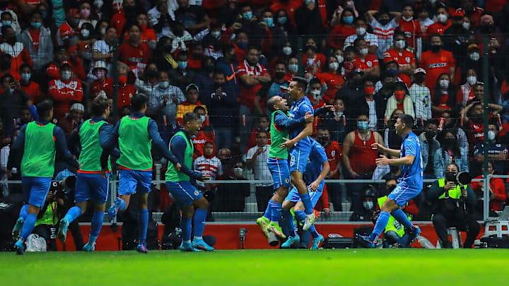 Jugadores de Cruz Azul celebran un gol.
