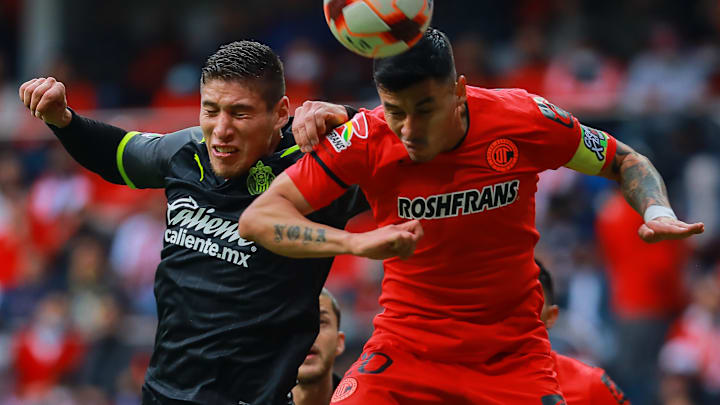 Luis Olivas (Chivas) compite por el esférico con el chileno Claudio Baeza (Toluca) en el Estadio Nemesio Diez.
