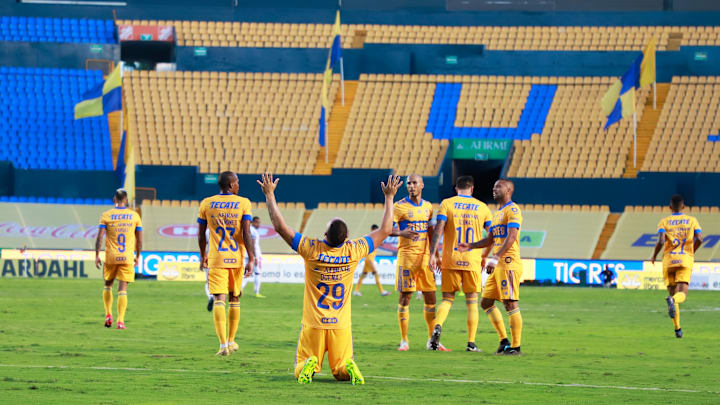 Jugadores de los Tigres UANL celebran un gol.