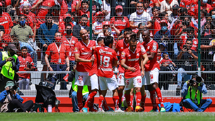 Jugadores del Toluca celebran un gol ante el Atlas