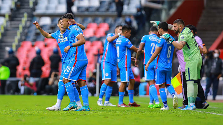 Jugadores de Cruz Azul celebran un gol.