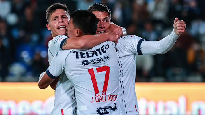 Alfonso González y Jesús Gallardo felicitan a Héctor Moreno por su anotación en contra de Pachuca.