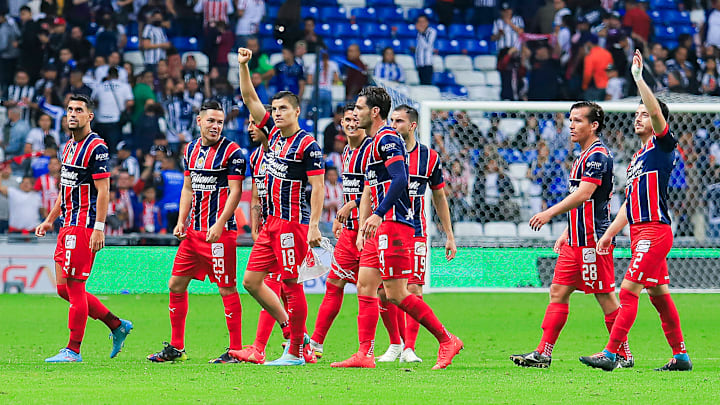 Jugadores de las Chivas del Guadalajara celebran su victoria ante Rayados de Monterrey.