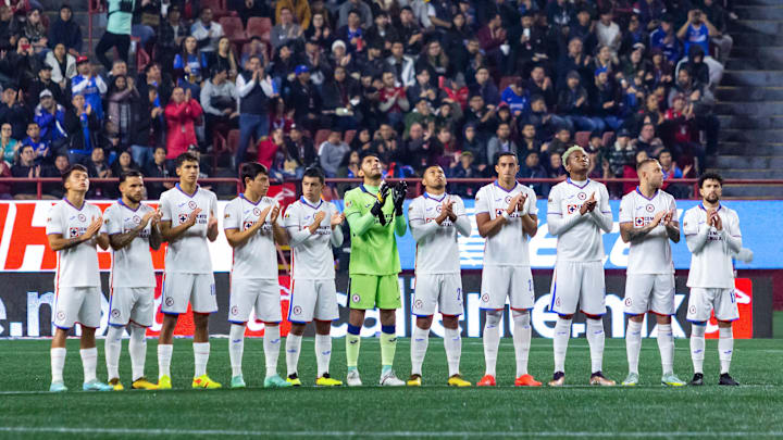 Jugadores de Cruz Azul en un partido ante Xolos.