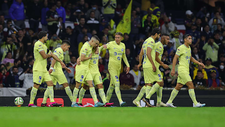 Jugadores del América celebran un gol.