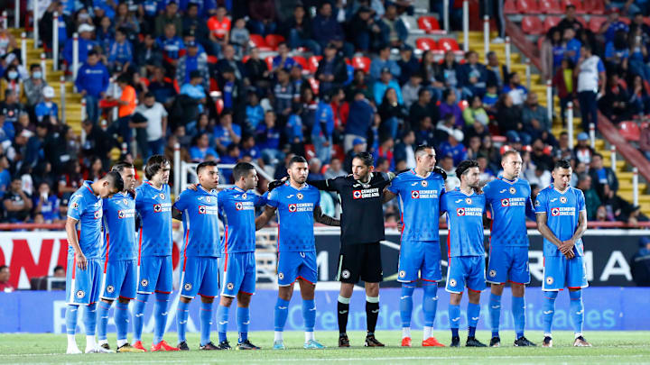 Jugadores de Cruz Azul en un partido ante Necaxa.