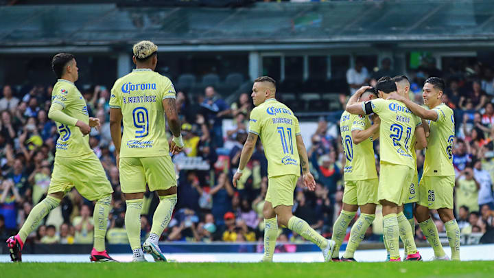 Jugadores del América celebran un gol.