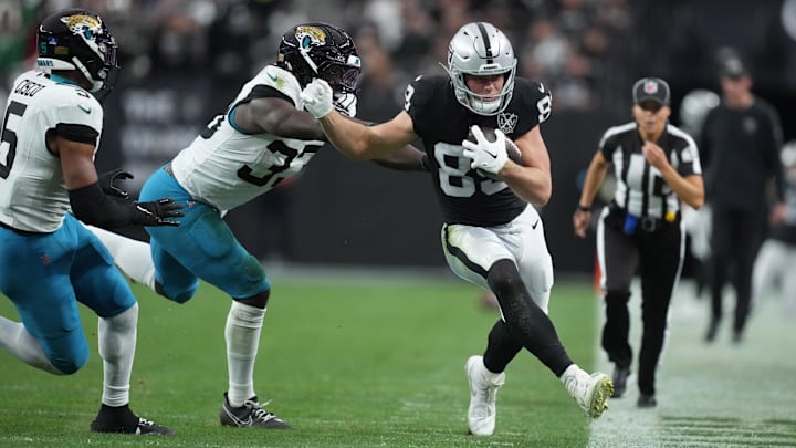 Dec 22, 2024; Paradise, Nevada, USA; Las Vegas Raiders tight end Brock Bowers (89) carries the ball against Jacksonville Jaguars linebacker Devin Lloyd (33) and safety Andre Cisco (5) in the first half at Allegiant Stadium. Mandatory Credit: Kirby Lee-Imagn Images Dec 22, 2024; Paradise, Nevada, USA; Las Vegas Raiders tight end Brock Bowers (89) carries the ball against Jacksonville Jaguars linebacker Devin Lloyd (33) and safety Andre Cisco (5) in the first half at Allegiant Stadium. Mandatory Credit: Kirby Lee-Imagn Images