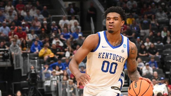 Mar 20, 2026; St. Louis, MO, USA; Kentucky Wildcats guard Otega Oweh (00) brings the ball upcourt against the Santa Clara Broncos during the second half of a first round game of the men's 2026 NCAA Tournament at Enterprise Center. Mandatory Credit: Jeff Curry-Imagn Images