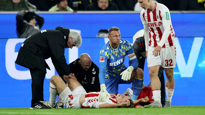 Marvin Schwäbe kümmert sich um seinen schwer verletzten Mitspieler Timo Hübers