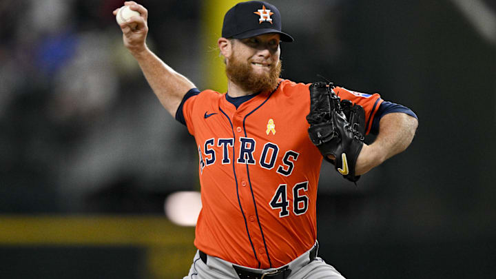 Kimbrel getting ready to release a pitch in an orange Astros jersey against the Ranger