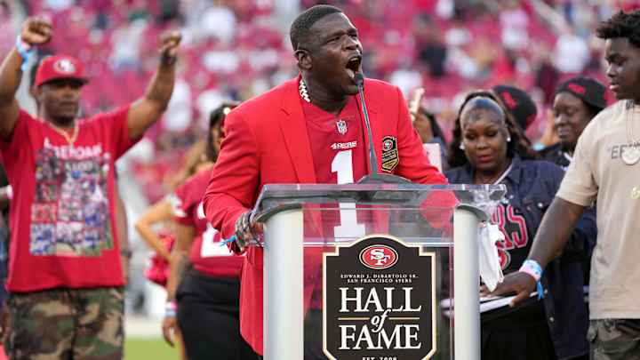 Sep 9, 2024; Santa Clara, California, USA; San Francisco 49ers former running back Frank Gore speaks to the crowd after being inducted into the San Francisco 49ers hall of fame during halftime against the New York Jets at Levi's Stadium. Mandatory Credit: Darren Yamashita-Imagn Images Sep 9, 2024; Santa Clara, California, USA; San Francisco 49ers former running back Frank Gore speaks to the crowd after being inducted into the San Francisco 49ers hall of fame during halftime against the New York Jets at Levi's Stadium. Mandatory Credit: Darren Yamashita-Imagn Images