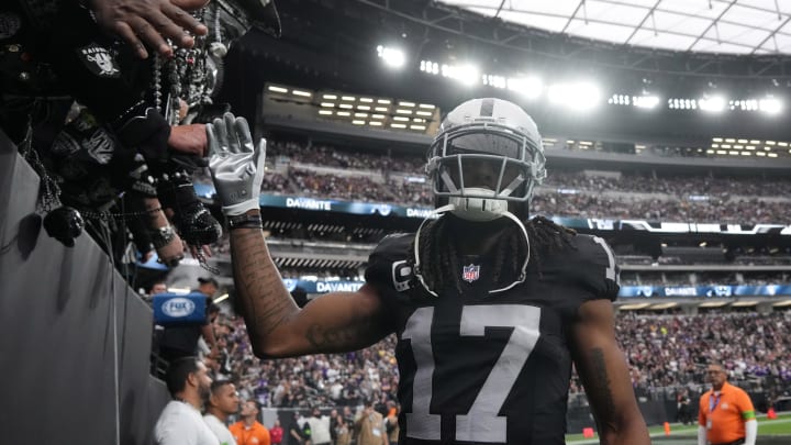 Dec 10, 2023; Paradise, Nevada, USA; Las Vegas Raiders wide receiver Davante Adams (17) is greeted by fans during teh game against the Minnesota Vikings at Allegiant Stadium. Mandatory Credit: Kirby Lee-USA TODAY Sports Dec 10, 2023; Paradise, Nevada, USA; Las Vegas Raiders wide receiver Davante Adams (17) is greeted by fans during teh game against the Minnesota Vikings at Allegiant Stadium. Mandatory Credit: Kirby Lee-USA TODAY Sports