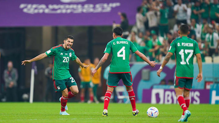 Jugadores de la selección mexicana celebran un gol.