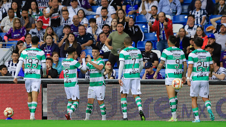 Jugadores de Santos Laguna celebran un gol.