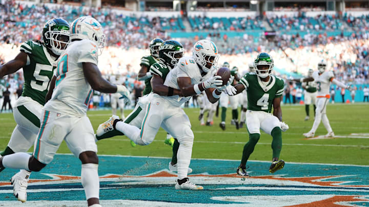 Miami Dolphins tight end Jonnu Smith (9) makes a catch for the game winning touchdown during overtime against the New York Jets at Hard Rock Stadium last season.