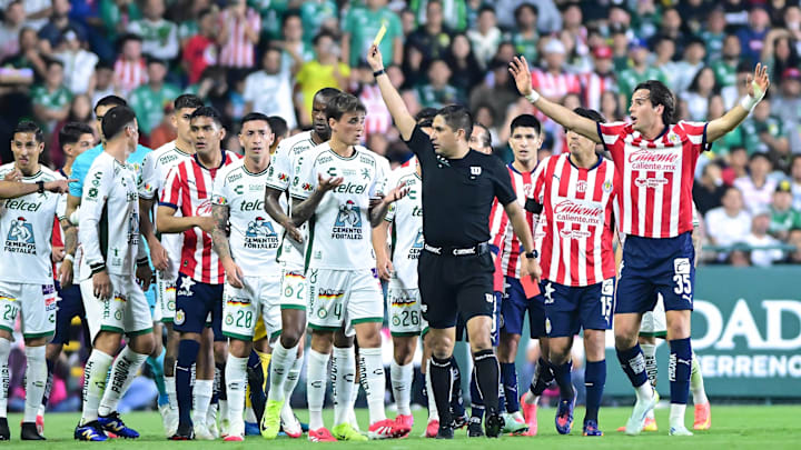 Liga BBVA MX Clausura 2025 Leon vs Guadalajara, Oscar Mejia shows below card to Salvador Reyes Liga BBVA MX Clausura 2025 Leon vs Guadalajara, Oscar Mejia shows below card to Salvador Reyes