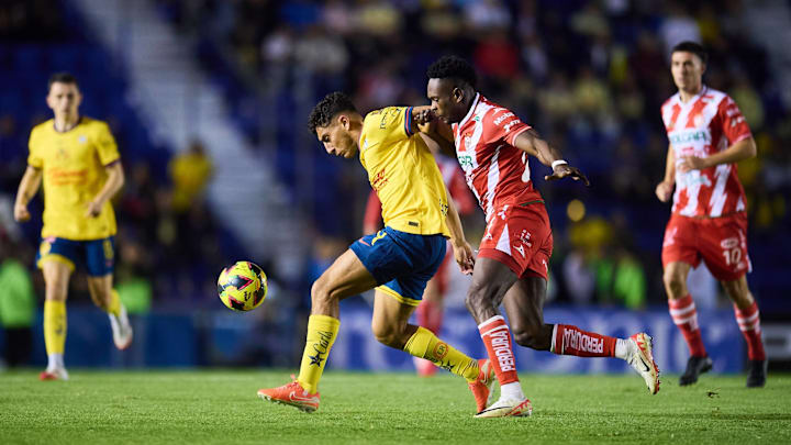 Liga BBVA MX Clausura 2025 America vs Necaxa Sebastian Caceres of cLUB America fights for the ball with DIber Cambindo Liga BBVA MX Clausura 2025 America vs Necaxa Sebastian Caceres of cLUB America fights for the ball with DIber Cambindo