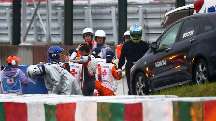 Adrian Sutil tomándose de la cabeza, después de ver el accidente sufrido por Jules Bianchi en el Gran Premio de Japón de 2014, en que él participó
