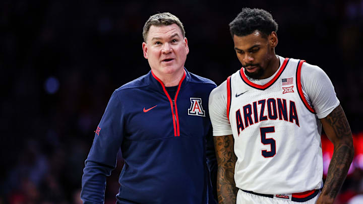 Arizona Wildcats head coach Tommy Lloyd talks with guard KJ Lewis (5). Arizona Wildcats head coach Tommy Lloyd talks with guard KJ Lewis (5).