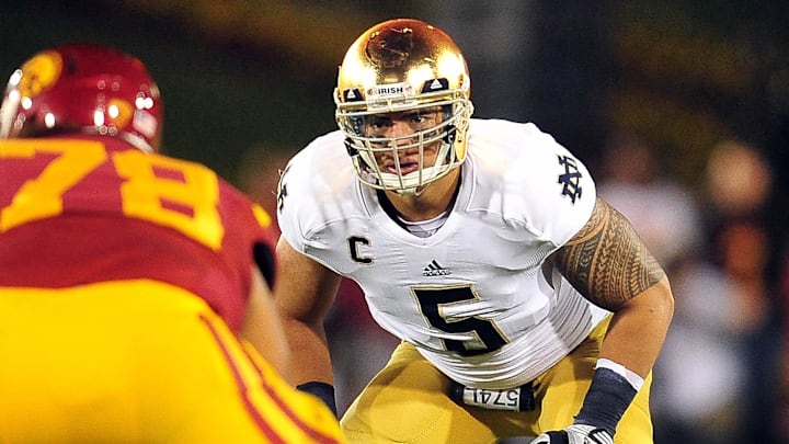 November 24, 2012; Los Angeles, CA, USA; Notre Dame Fighting Irish linebacker Manti Te'o (5) defends against the Southern California Trojans during the first half at the Los Angeles Memorial Coliseum.