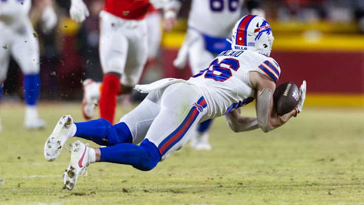 Jan 26, 2025; Kansas City, MO, USA; Buffalo Bills tight end Dalton Kincaid (86) drops a pass in the fourth quarter against the Kansas City Chiefs during the AFC Championship game at GEHA Field at Arrowhead Stadium
